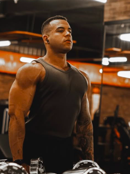 Lucas Almeida treinando em academia